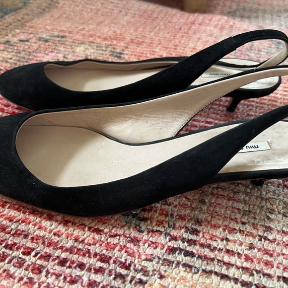 Miu Miu suede round toe pumps with kitten heels. - Picture 2 of 5